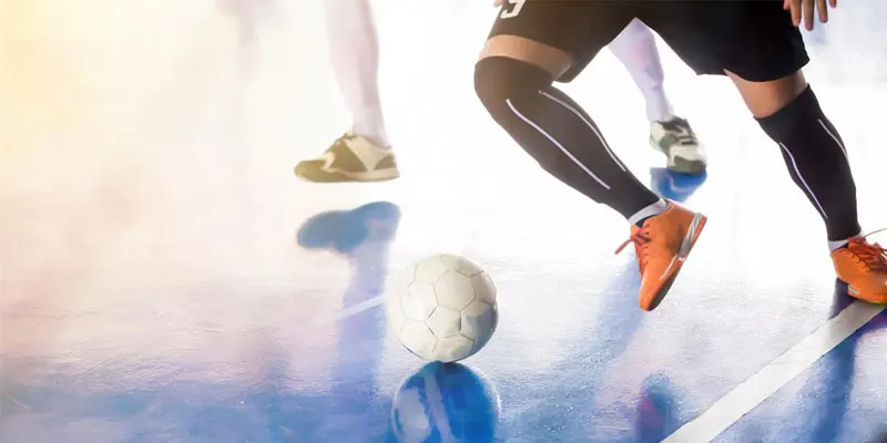 Ném biên rất bình thường với bóng đá sân cỏ nhưng phạm luật trong Futsal
