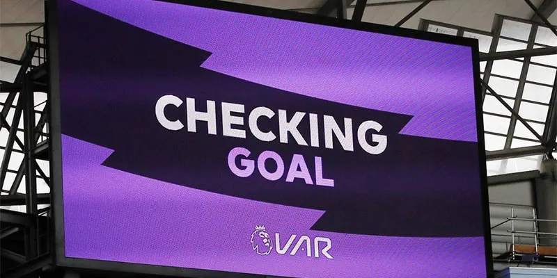VAR sở hữu đồng thời ưu và nhược điểm